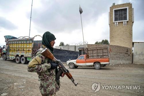 아프간 탈레반, 파키스탄 측 국경 민가 포격…"20여명 사상"