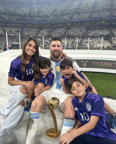 월드컵 우승의 기쁨을 나누는 메시, 아내 안토넬라 로쿠소, 둘 사이의 세 아들 