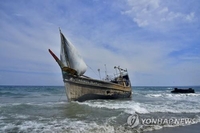 표류 로힝야족 58명, 인니 수마트라섬 상륙…주민, 음식 등 제공