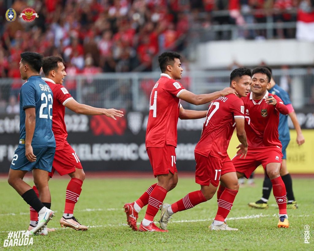 아비마뉴의 선제 결승 골에 기뻐하는 인도네시아 선수들