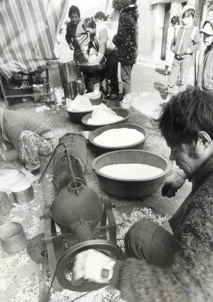 설을 앞두고 한 시장에서 튀밥을 만드는 기계가 분주히 돌아가고 있다. 1983년 [연합뉴스 자료사진]