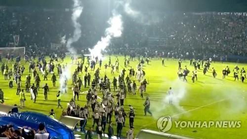 '관중 참사'가 빚어진 인니 동자바주의 축구장