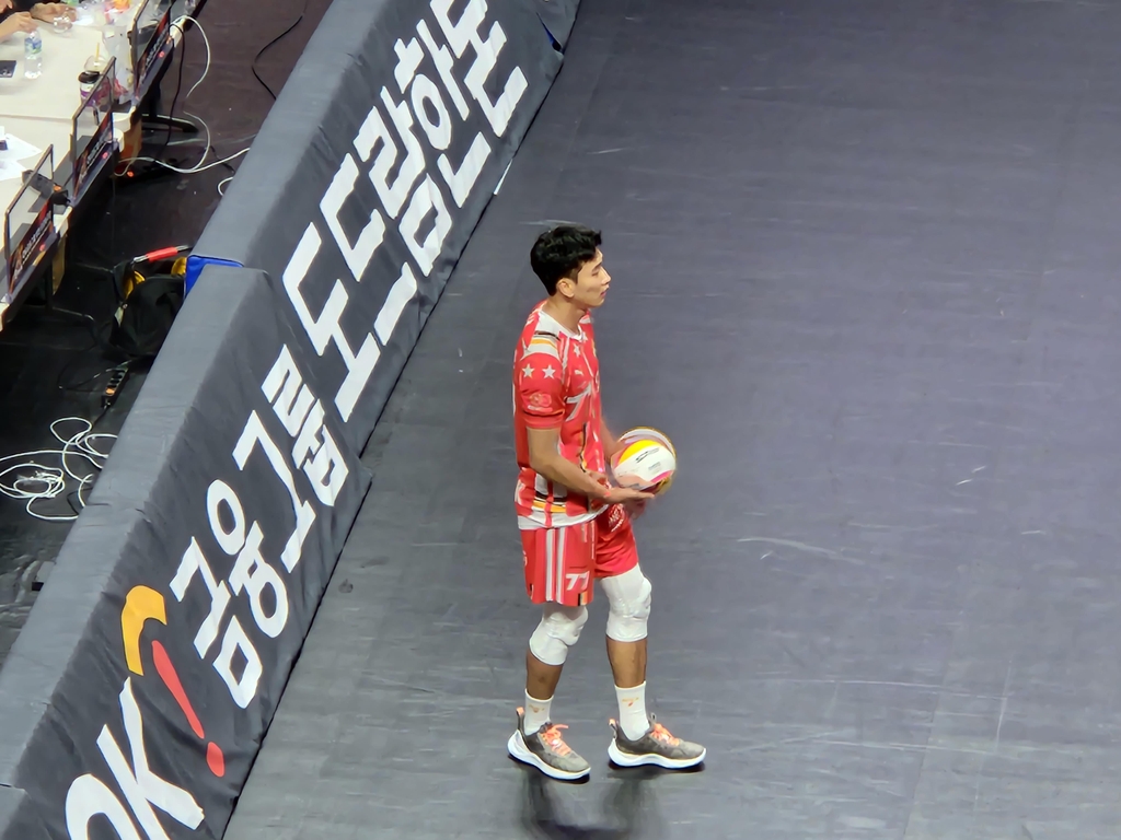 체이서 매치에서 서브 준비하는 송명근