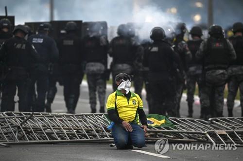 브라질 대통령궁에서 군경 진압에 맞서는 보우소나루 전 대통령 지지자