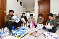  폐현수막을 장바구니 만들어 기부…마산합포 할머니봉사회