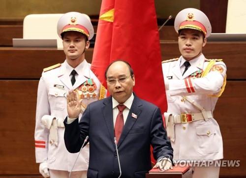 '베트남 권력서열 2위' 응우옌 쑤언 푹 국가주석 돌연 사임
