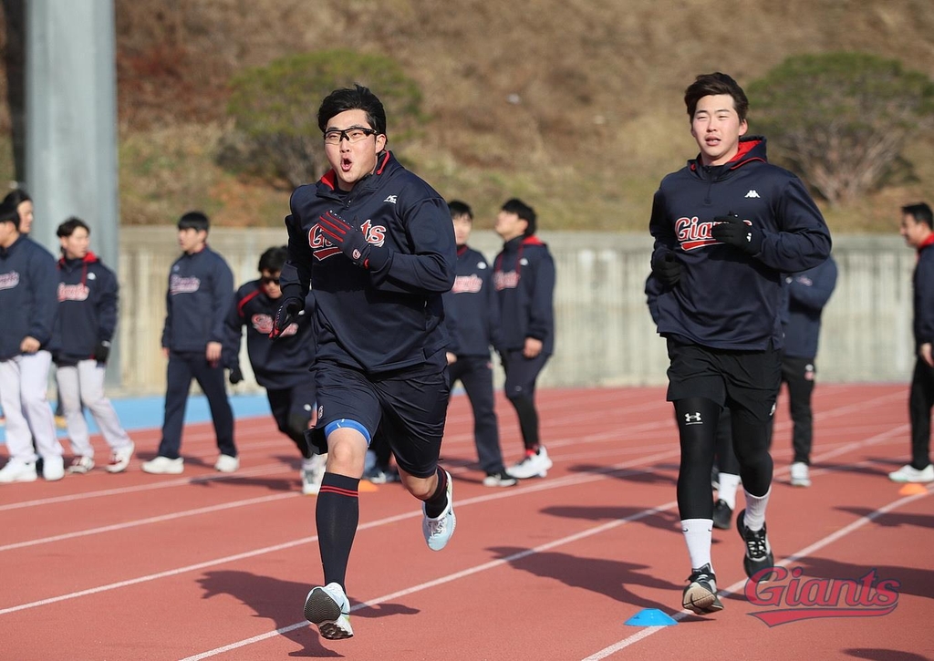 롯데 투수 박세웅(왼쪽)의 질주