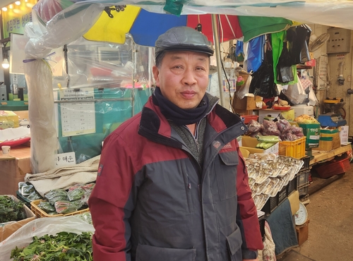 금천구 은행나무시장에서 '령현야채'를 운영하는 김재우 씨
