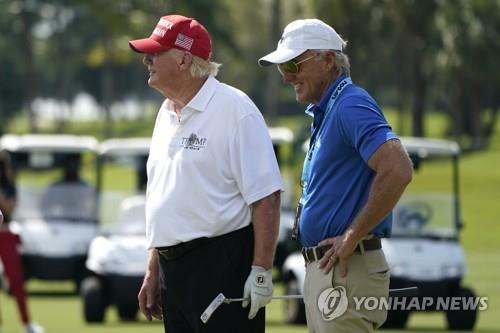 LIV 골프 프로암에 나선 트럼프 전 대통령과 LIV 골프 대표 그레그 노먼.