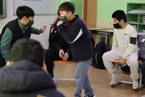 '아직은 마스크 쓸래요'