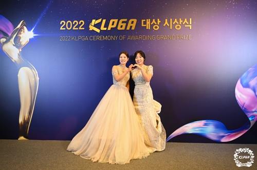작년 상금왕 박민지(왼쪽)과 대상 수상자 김수지.