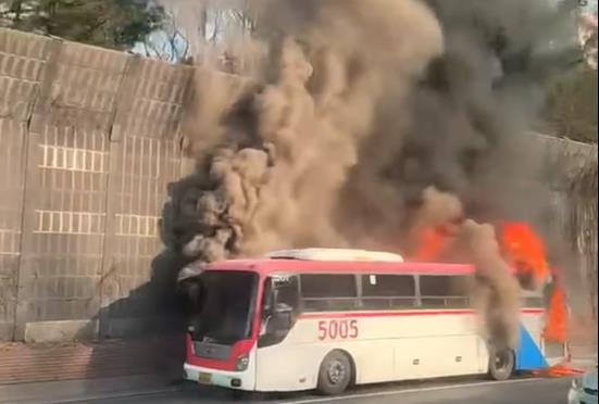 경부고속도로서 광역버스 화재…승객 12명 대피