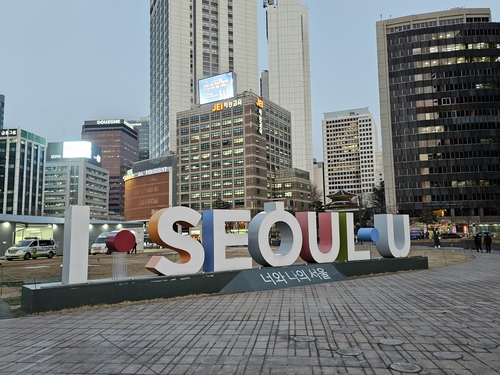 해가 질 무렵 갤럭시 S23 울트라로 촬영한 서울광장