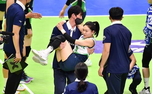 발목을 다쳐 팀 관계자에게 안겨 코트를 떠나는 김연견