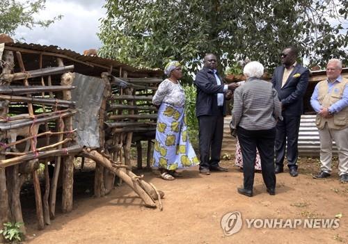 지난달 24일(현지시간) 잠비아의 한 농장을 방문 중인 재닛 옐런 미 재무장관