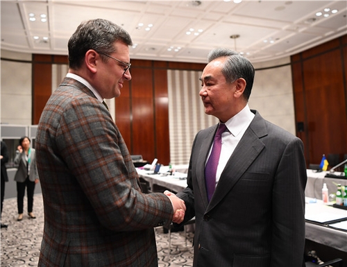 중국 왕이, 우크라 외교장관에게 "위기 장기화 원치 않아"