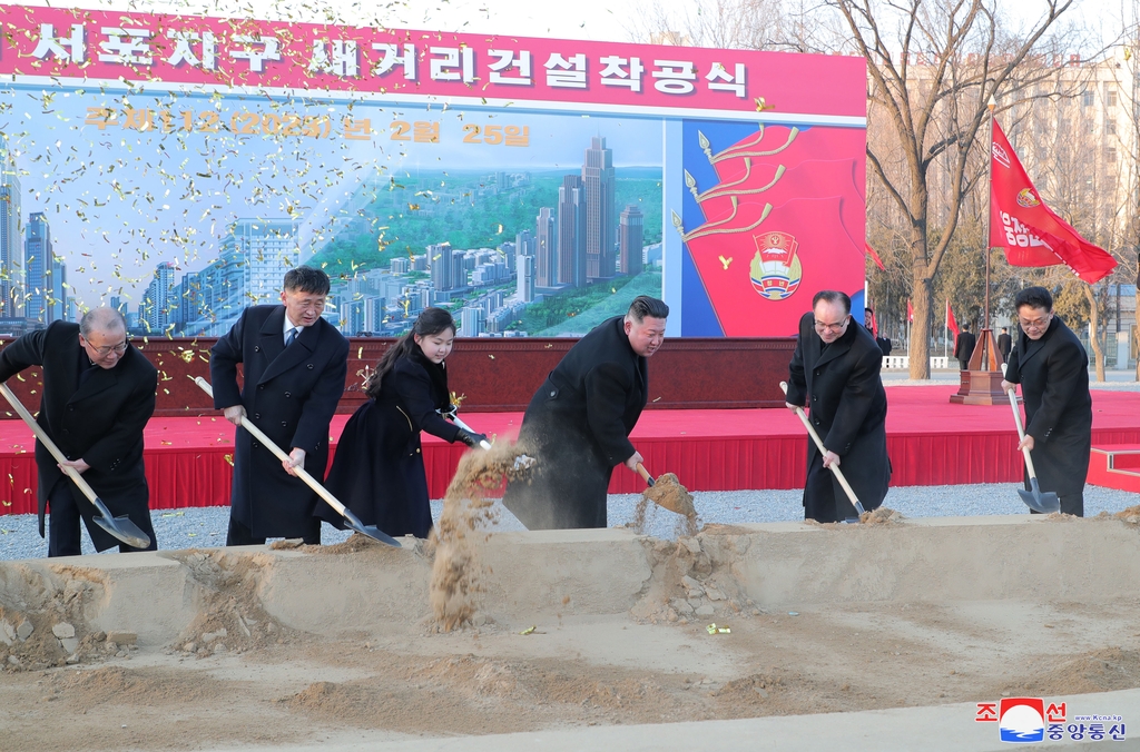 딸 주애와 함께 평양 서포지구 새 거리 착공식에서 첫 삽을 뜨는 김정은