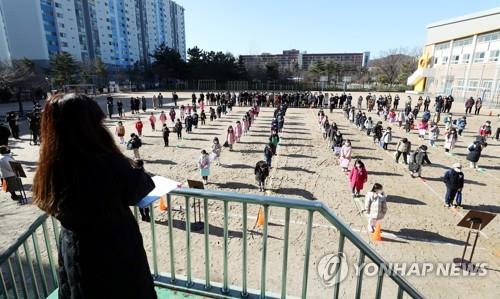 2021년 '거리두기' 유지하며 치러진 한 초등학교 입학식