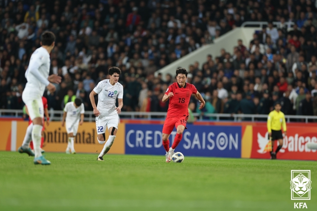 우즈베키스탄과 경기에서 공격을 시도하는 성진영(빨간 유니폼)