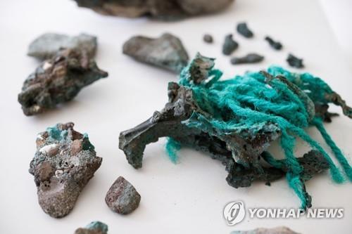플라스틱 끈 흔적이 남아있는 플라스틱 암석 
