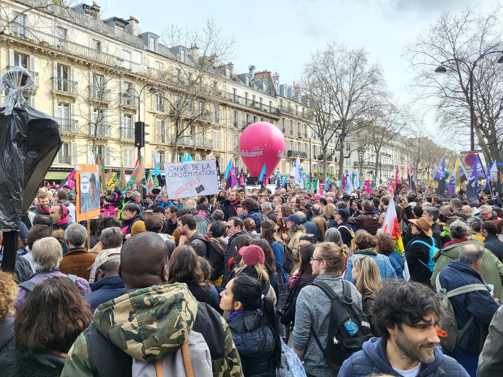 프랑스 파리 바스티유 광장 인근에 모인 시위대