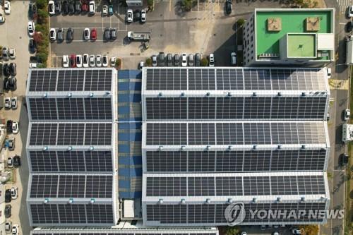 경남 김해 공장 지붕에 설치된 태양광 발전시설