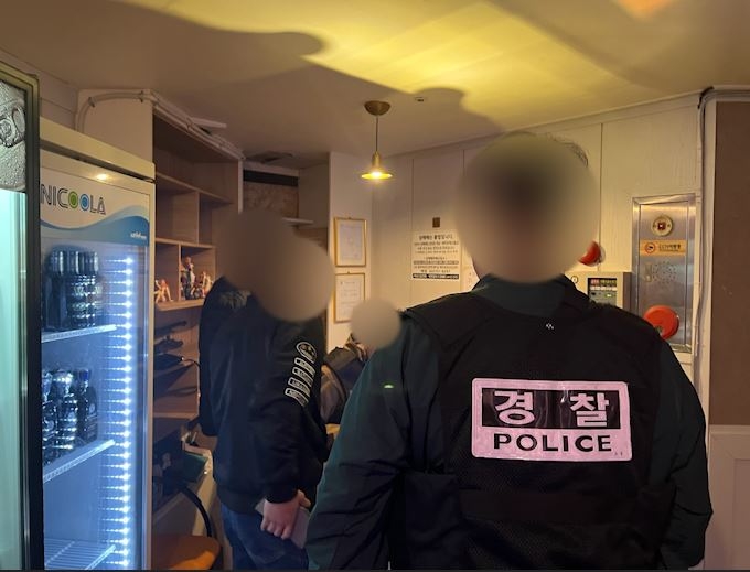 불법 영업 유흥업소 단속하는 경찰