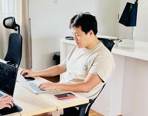 테라·루나 폭락 직전인 작년 5월 초 권도형 테라폼랩스 대표가 PC로 게임하는 모습