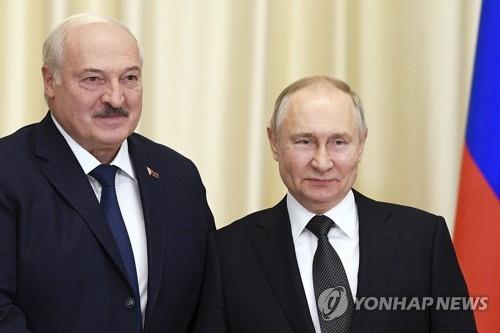 알렉산드르 루카셴코 벨라루스 대통령(좌)과 블라디미르 푸틴 러시아 대통령(우)