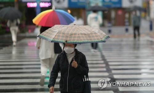 우산을 쓰고 걸어가는 시민. [연합뉴스 자료사진]