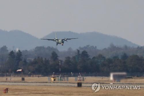 착륙하는 공군 수송기