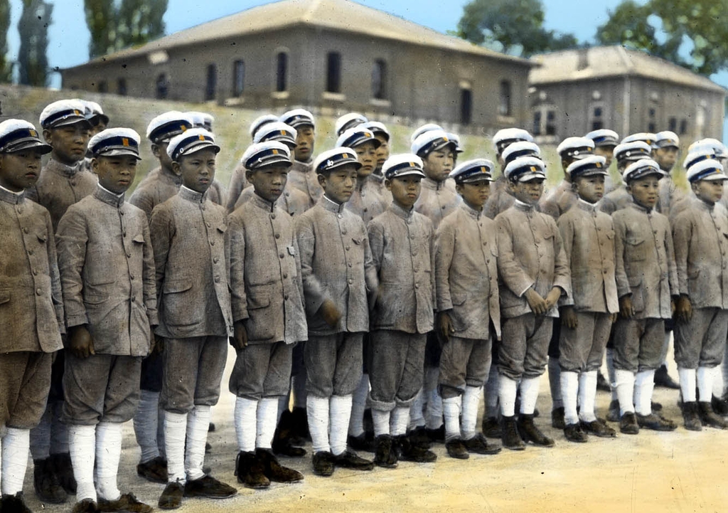 한국 최초로 세워진 미션스쿨 배재학당 운동장에 서 있는 학생들. 1908년 [미국 남가주대 도서관 제공]