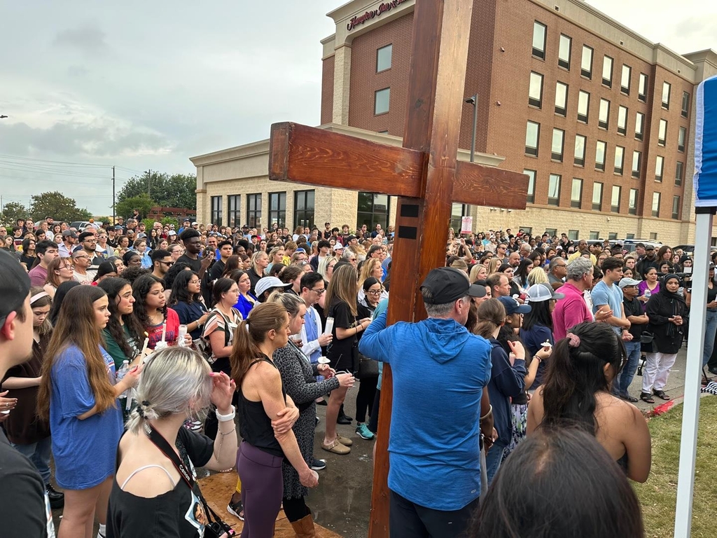 '총기난사' 텍사스 쇼핑몰 앞에서 희생자 추모하는 사람들