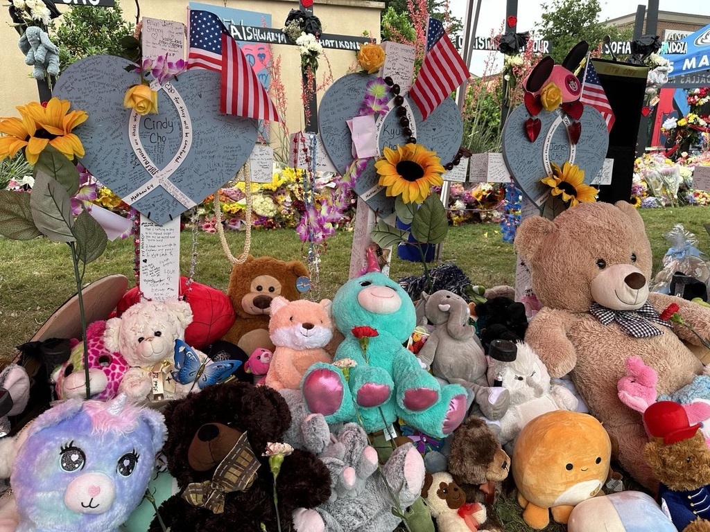 '총기난사' 미 텍사스 쇼핑몰 앞에 마련된 한인가족 추모비 