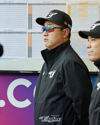 정식 감독 데뷔전을 치른 한화 최원호 감독