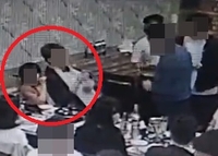 목 안고 어깨 만져…부천시의원 성추행 의혹 CCTV 수사