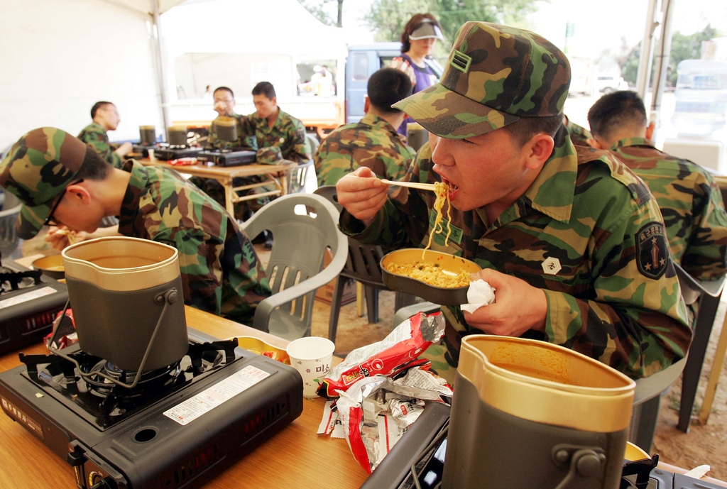 충남 논산 육군훈련소에서 열린 병영 체험 축제에서 병사들이 반합에 라면을 끓여 먹고 있다. 2008년 [연합뉴스 자료사진]