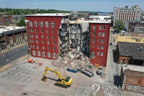 미국 아이오와주 대븐포트 아파트 붕괴 사고 현장