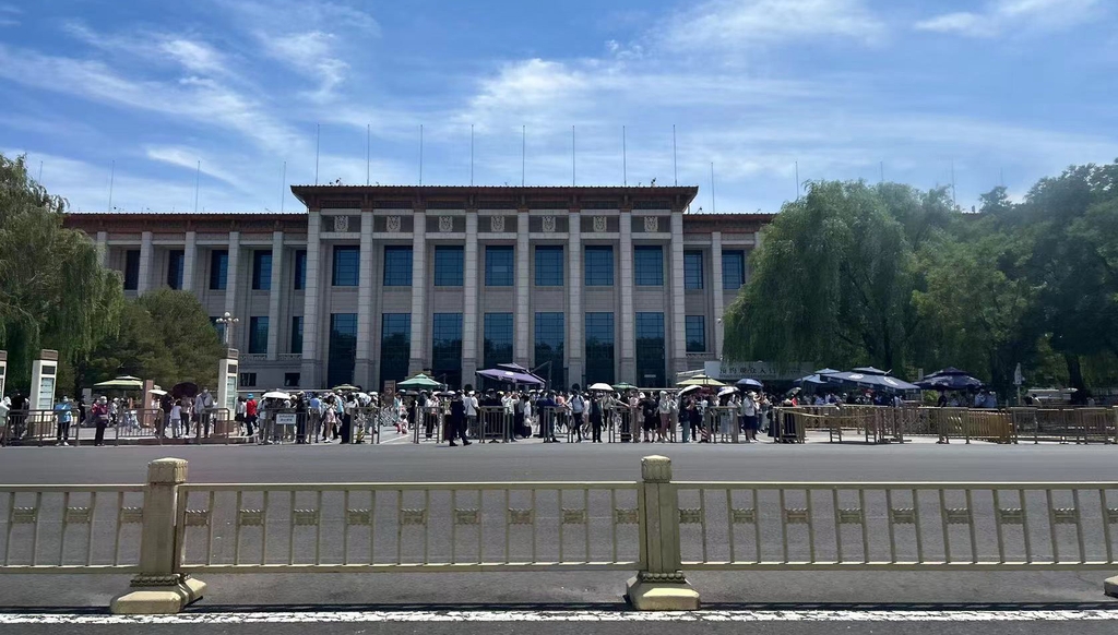 4일 톈안먼 광장 인근서 검문검색 기다리는 중국인들