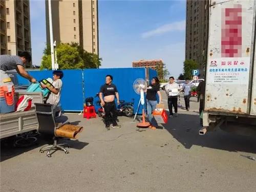 붕괴 우려해 이사하는 톈진 아파트 주민들