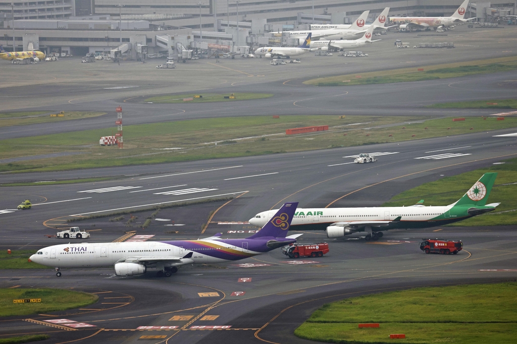 도쿄 하네다공항서 항공기 접촉 사고…활주로 1곳 폐쇄