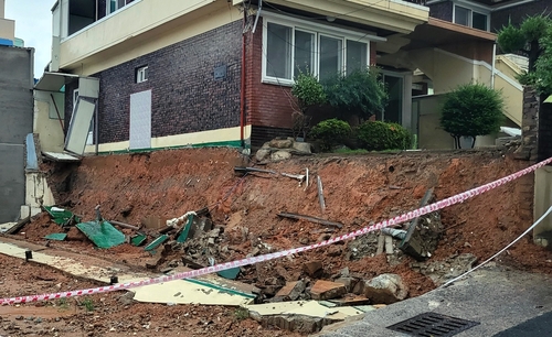 '호우경보' 광주 빈 주택 담벼락 무너져…인명피해 없어