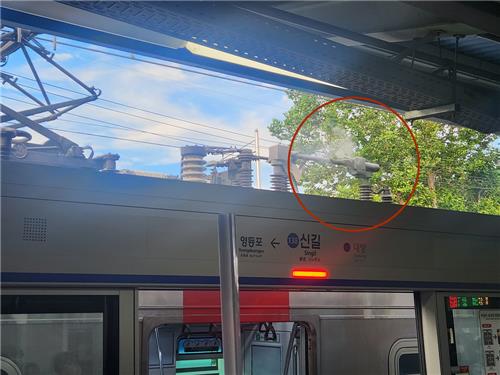 1호선 신길역 전동차서 큰소리 나며 스파크…퇴근길 불편(종합)