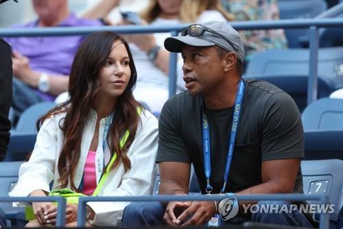 작년 US오픈 테니스 대회를 함께 관람하는 우즈와 에리카 허먼.