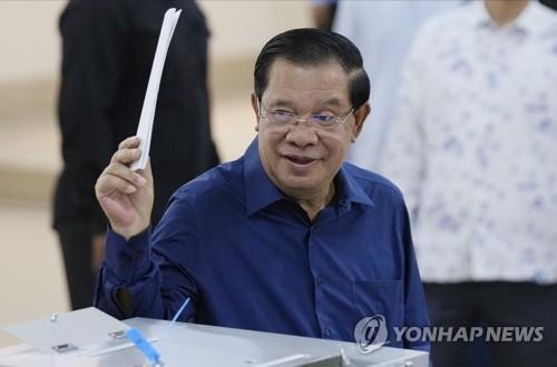 '38년 집권' 훈센 총리, 사의 표명…"장남이 새 정부 이끌 것"