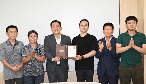 수원시, 쓰러진 택배기사 도운 아파트 주민들에게 표창
