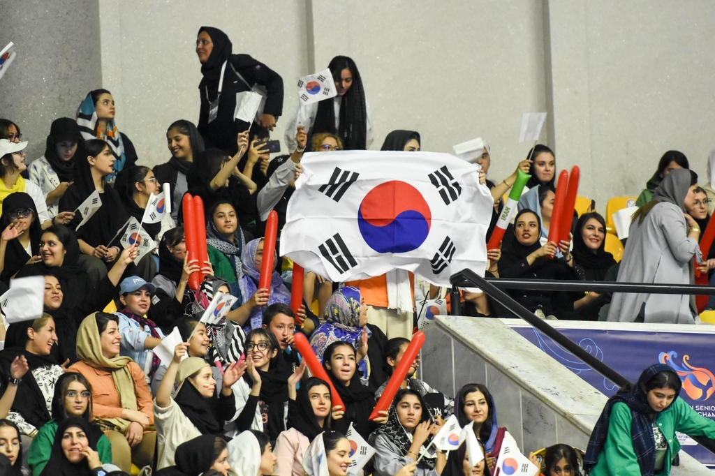 태극기를 펴고 한국 대표팀 응원하는 이란 여성들