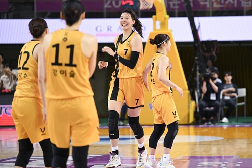 여자농구 KB·우리은행, 박신자컵서 나란히 2연승