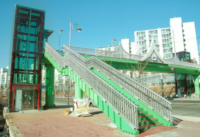 경기도 안산시 고잔 신도시 육교에 설치된 엘리베이터. 2002년 [연합뉴스 자료사진]