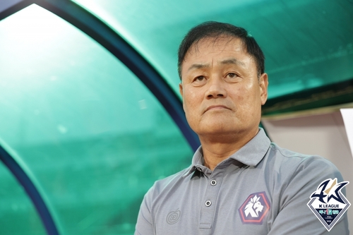 최고참 사령탑이 이끄는 '신생팀 돌풍'…충북청주FC 최윤겸 감독